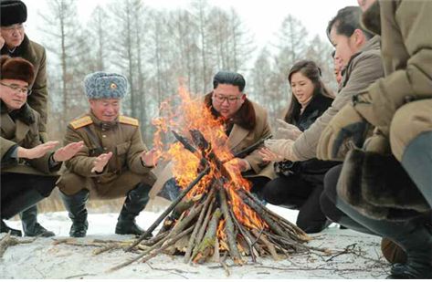 Kim Dzsong Ün nyíltan szembement a saját szabályaival a Pektu-hegy megmászásakor